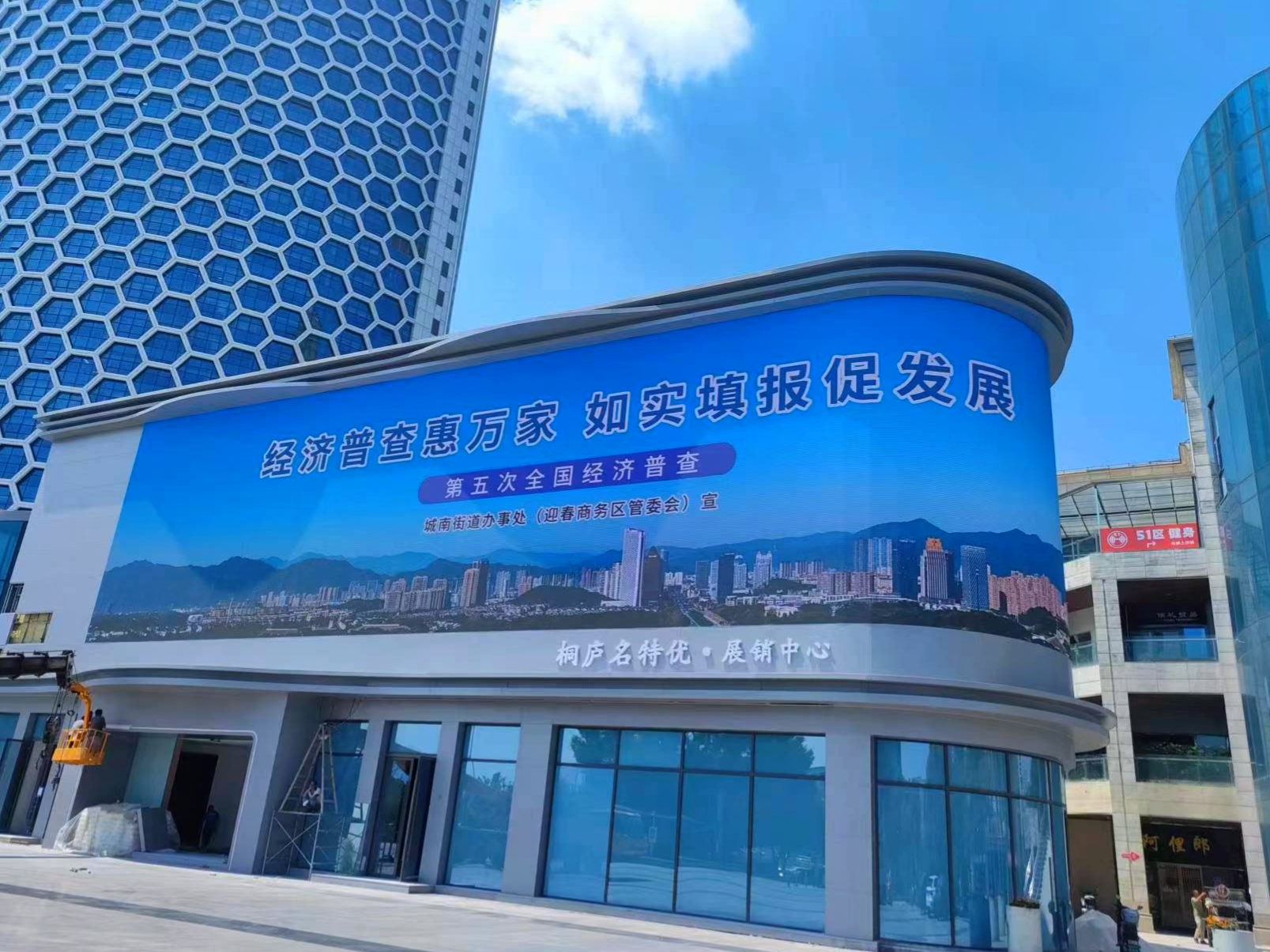 耀眼之作！LED戶外顯示屏點(diǎn)亮城市街頭盛景